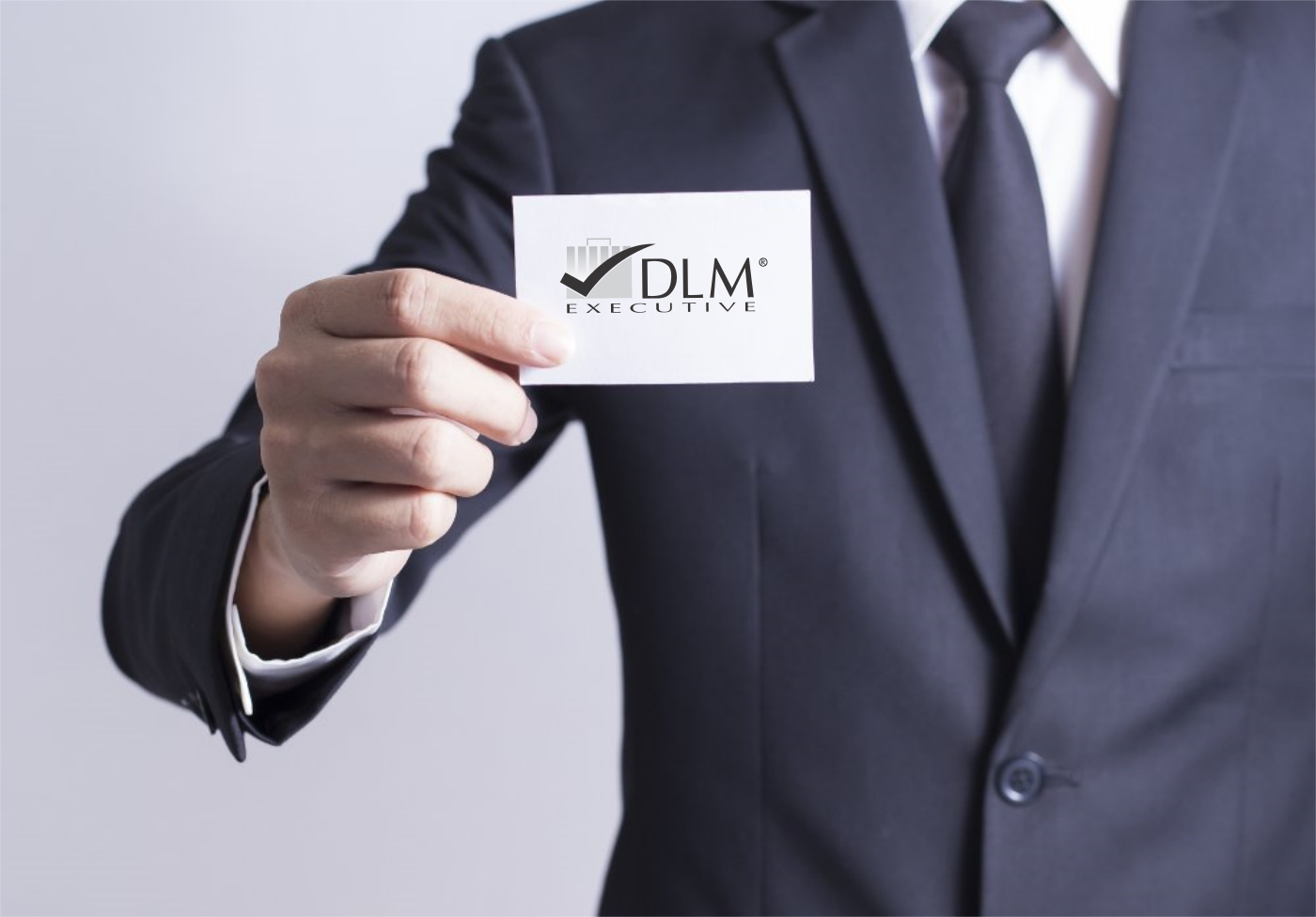 DLM Executive - Executivo com cartão de visitas, welcome to DLM Executive!